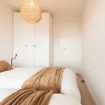 Wellington Waves Modern In Ostend